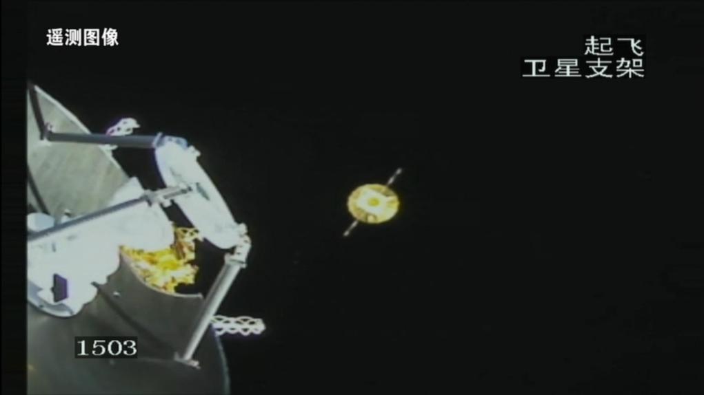 2024年3月20日，运达八号运载火箭卫星支架相机拍摄成像。鹊桥二号中继星与运载火箭成功分离，太阳翼及伞状天线顺利展开，图像左侧为天都试验星。（国家航天局供图）